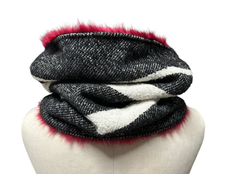 BUFANDA/CUELLO ESTAMPADO GRIS Y BLANCO CON INTERIOR BURDEOS DE SUAVE PELO CORTO SINTÉTICO